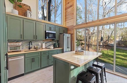 Hickman Cabin | Modern Black Cabin w/Hot Tub