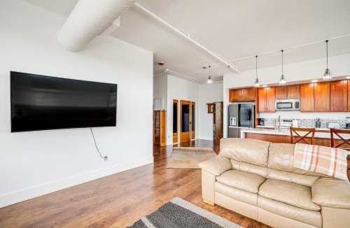 Blaine Apartment | Modern Blaine Condo Rental Less Than 1 Mi to Boat Harbor!