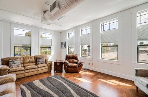 Blaine Apartment | Modern Blaine Condo Rental Less Than 1 Mi to Boat Harbor!