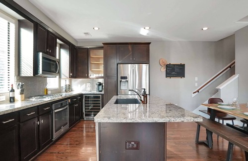 Montrose House | Modern Boho Chic | Downtown View | King Bed | 4BR