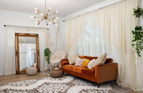 Edinburg Ski Chalet | Modern Boho Home with in-home gym room! + fabulous outdoor dining!