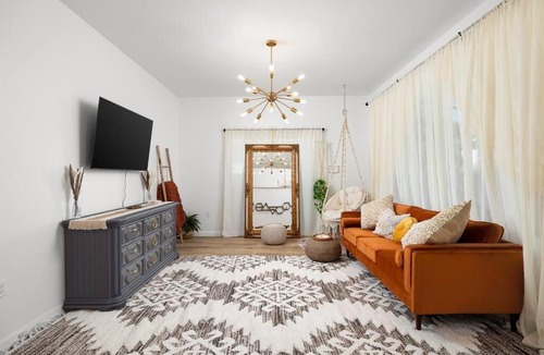 Edinburg Ski Chalet | Modern Boho Home with in-home gym room! + fabulous outdoor dining!