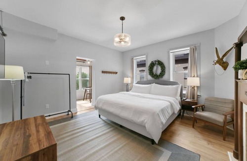 St. Charles Bed & Breakfast | Modern Boutique Stay w/Plush King Bed- Hare Suite