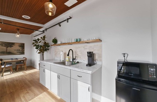 St. Charles Bed & Breakfast | Modern Boutique Stay w/Plush King Bed- Hare Suite