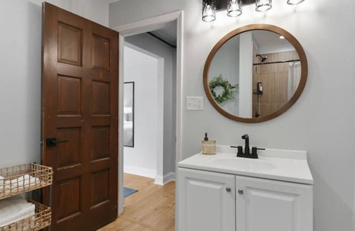 St. Charles Bed & Breakfast | Modern Boutique Stay w/Plush King Bed- Hare Suite