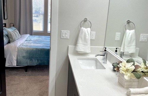 Lincoln House | Modern Brand New Home 3br/3bth