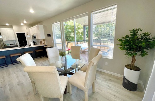 Lincoln House | Modern Brand New Home 3br/3bth