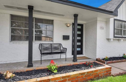 Southbelt/Ellington House | Modern Brick Retreat/Fresh Atmosphere