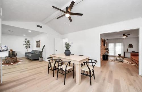 Southbelt/Ellington House | Modern Brick Retreat Fresh Atmosphere
