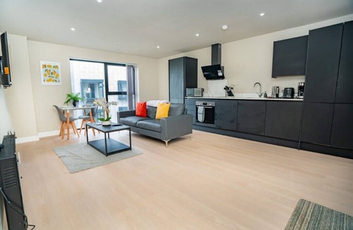 Sheldon Apartment | Modern & Bright 1 Bed Apartment in Birmingham