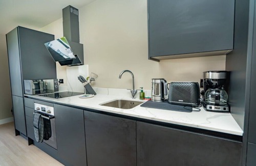 Sheldon Apartment | Modern & Bright 1 Bed Apartment in Birmingham