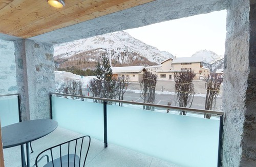 Maloja Apartment | Modern, bright 1½ room apartment with a balcony in sunny and quiet location in M