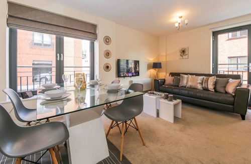 Diglis Apartment | Modern & Bright, 2Bd Waterfront Location, Parking