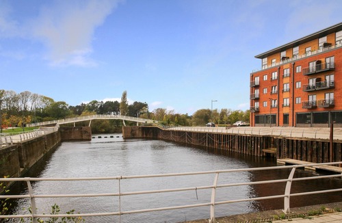 Diglis Apartment | Modern & Bright, 2Bd Waterfront Location, Parking