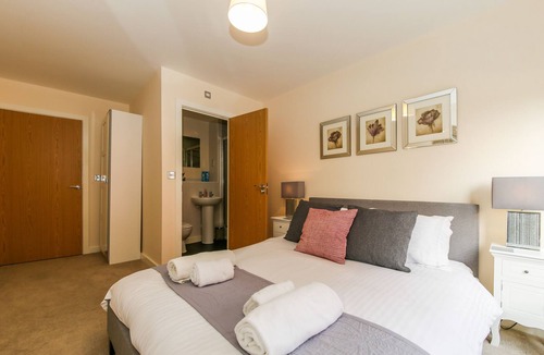 Diglis Apartment | Modern & Bright, 2Bd Waterfront Location, Parking