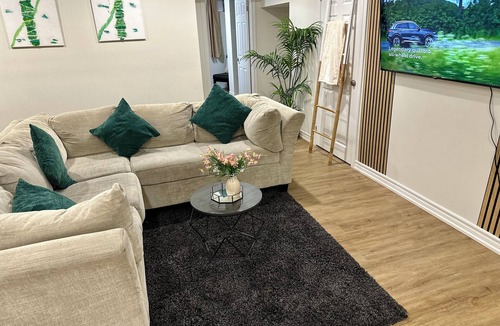 Pickering Apartment | "Modern & Bright 2BR Retreat in Pickering – 12 mins from Waterfront!"