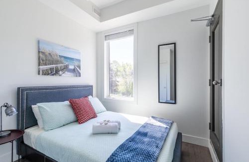 Greenwood - Coxwell Hotel | Modern & Bright 2BR Suite - StayStreet Suites