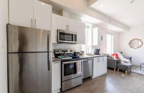 Greenwood - Coxwell Hotel | Modern & Bright 2BR Suite - StayStreet Suites
