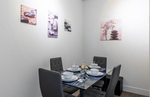 Greenwood - Coxwell Hotel | Modern & Bright 2BR Suite - StayStreet Suites