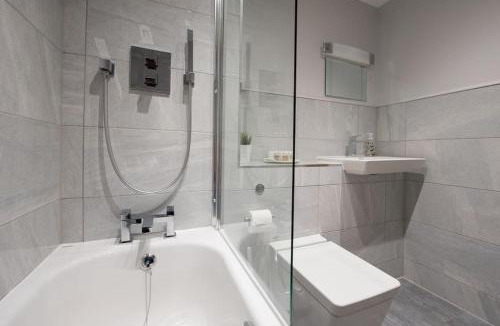 Brentwood Apartment | Modern,Bright and spacious 2 bed