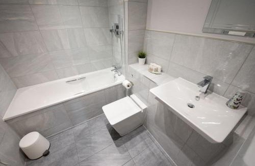 Brentwood Apartment | Modern,Bright and spacious 2 bed