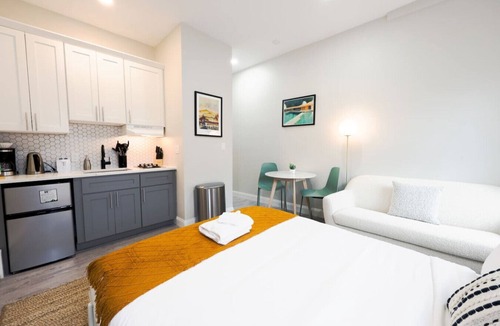 Prudential - St. Botolph Apartment | Modern Bright Back Bay Studio