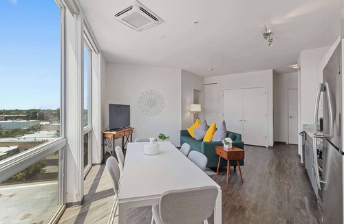 Palmer Square Apartment | Modern & Bright Chicago City Escape