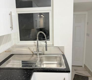 Luton House | Modern & Bright Room Near Town Centre