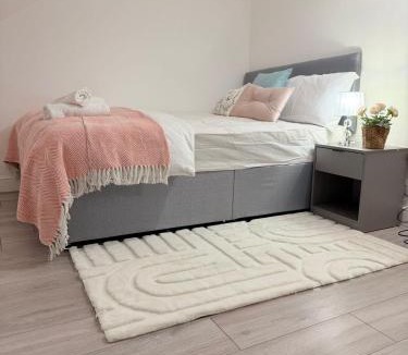 Luton House | Modern & Bright Room Near Town Centre