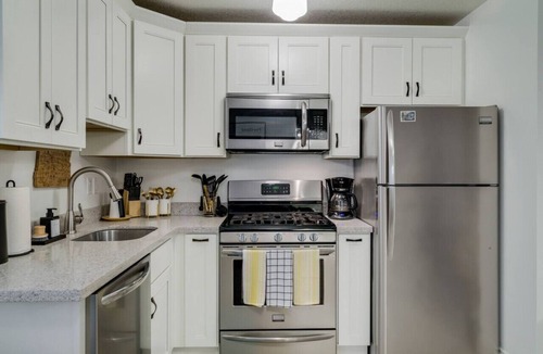 University Park Apartment | Modern & Bright Walkable U of P Studio, Fast WiFi