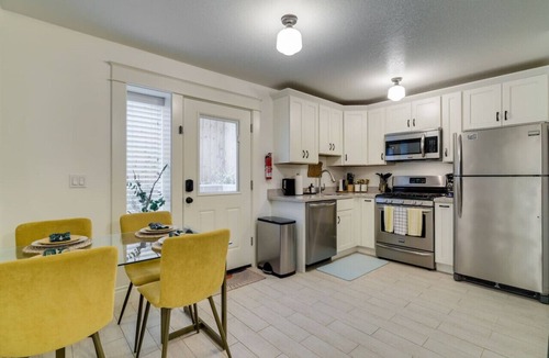 University Park Apartment | Modern & Bright Walkable U of P Studio, Fast WiFi