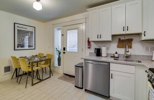 University Park Apartment | Modern & Bright Walkable U of P Studio, Fast WiFi