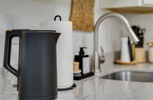 University Park Apartment | Modern & Bright Walkable U of P Studio, Fast WiFi