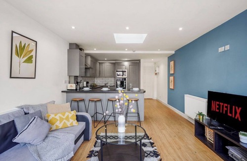 Staple Hill Apartment | Modern Bristol Abode - Parking and Garden