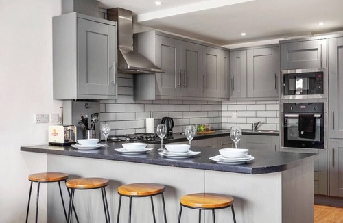 Staple Hill Apartment | Modern Bristol Abode - Parking and Garden