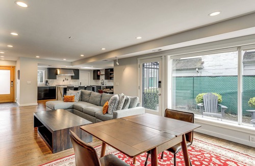 Broadway House | Modern Broadway Luxury: Spacious Seattle Home!