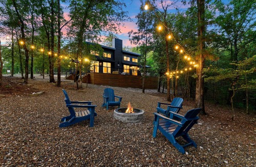 Hochatown Cabin | Modern Broken Bow Cabin w/Hot Tub, Deck Views & Pet Friendly Stay