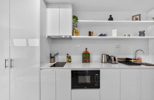 Brookvale Apartment | Modern Brookvale Studio | Free Parking + Balcony