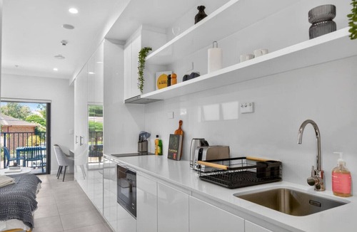 Brookvale Apartment | Modern Brookvale Studio | Free Parking + Balcony