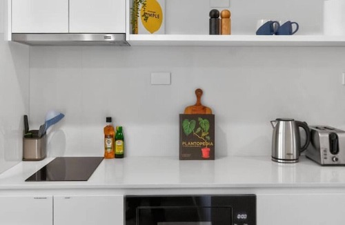 Brookvale Apartment | Modern Brookvale Studio | Free Parking + Balcony