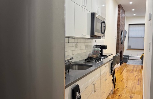 Upper Manhattan Apartment | Modern Brownstone Private 1-Bedroom Apartment Near Times Square – Private, Cozy