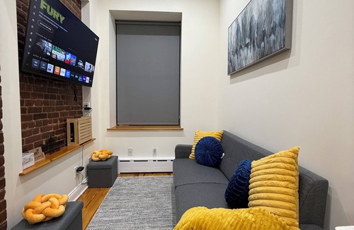 Upper Manhattan Apartment | Modern Brownstone Private 1-Bedroom Apartment Near Times Square – Private, Cozy