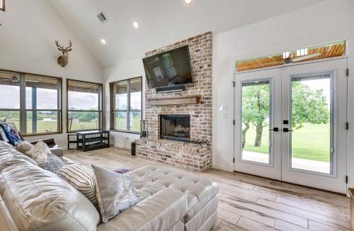 Bryan House | Modern Bryan Farmhouse on 1 Acre w/Hot Tub!