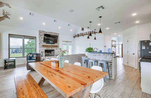 Bryan House | Modern Bryan Farmhouse on 1 Acre w/Hot Tub!