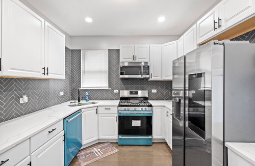 South Chicago House | Modern Bungalow near the beach! 20 minutes to downtown!