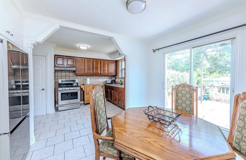 Northeast Mississauga House | Modern Bungalow Retreat + Free Parking