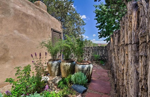Vista Encantada House | Modern Bungalow w/Santa Fe Charm < 2 Mi to Plaza