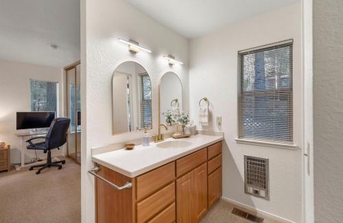 Glencoe House | Modern Cabin Escape wGame Room, Huge Deck, WIFI
