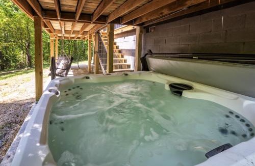 Goreville House | Modern Cabin Hot Tub & Shawnee Forest Access