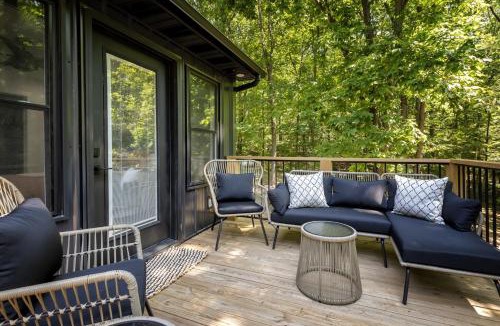 Goreville House | Modern Cabin Hot Tub & Shawnee Forest Access